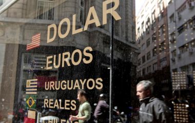 Quitar-la-posibilidad-de-que-haya-pesos-para-comprar-dólares-las-claves-del-nuevo-plan-económico-que-debuta-hoy.jpg