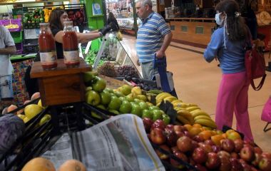 compradores-en-el-mercado-central___O4CDcgwev_1256x620__1.jpg