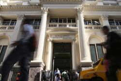 llegaron-los-dolares-prestados-por-bancos-H266UIAOZVHSFJGY7V5GLOR5OA.jpg