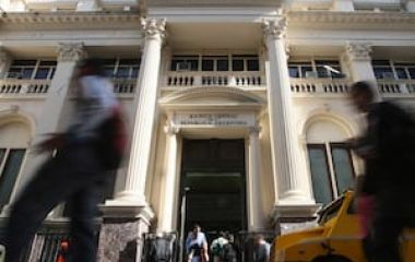 llegaron-los-dolares-prestados-por-bancos-H266UIAOZVHSFJGY7V5GLOR5OA.jpg