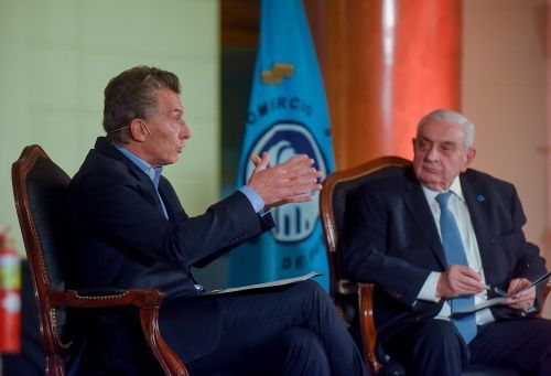 foto_1__el_presidente_mauricio_macri_dialoga_con_el_titular_de_la_bcbax_adelmo_gabbix_durante_el_xltimo_acto_aniversario_de_la_asociacixn.jpg_709994718.jpg